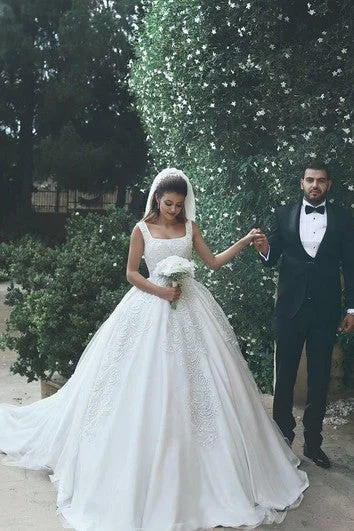Belted sheath wedding dress for a sleek lookA-Line Short Square Sleeveless Bell Appliques Flower Court Train Backless Lace Dress