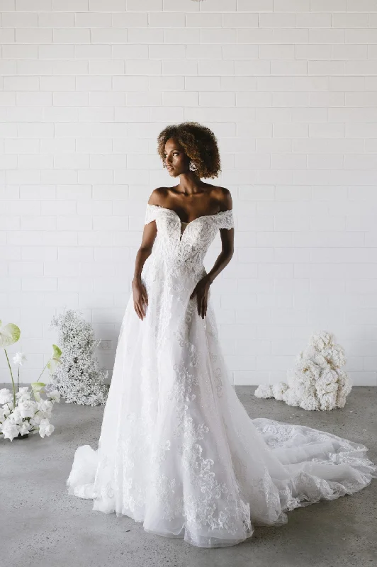 Button - down front wedding dress for a classic touchD3241