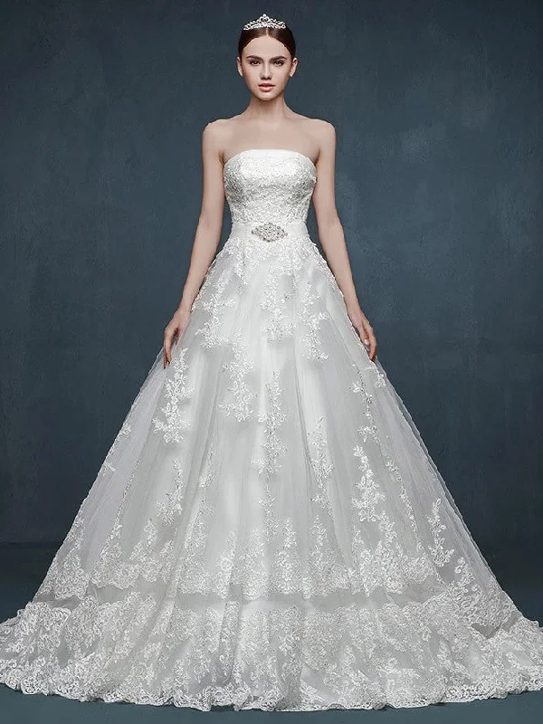 Diamond - encrusted wedding dress for a luxurious feelStrapless Lace Ball Gown Wedding Dress Diamond - encrusted wedding dress for a luxurious feelStrapless Lace Ball Gown Wedding Dress
